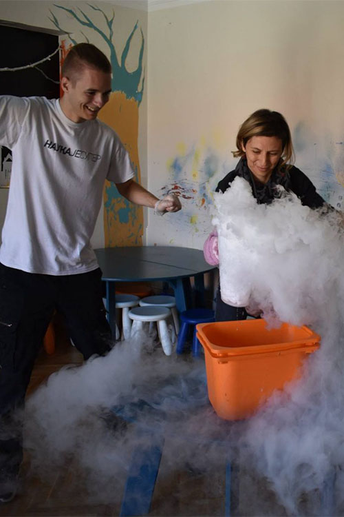 Dva nastavnika okruzeni dimom demonstriraju karakteristike suvog leda