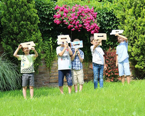 Deca drze svojerucno napravljene zastitne maske za sunce sa prorezom