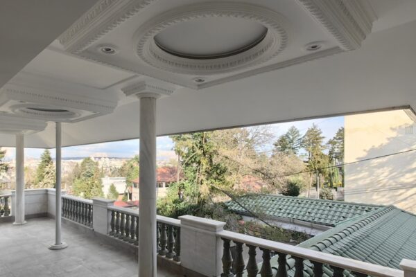 Terasa Pravac skole sa balustradom i stubovima i pogledom na nadstresnicu ulaza
