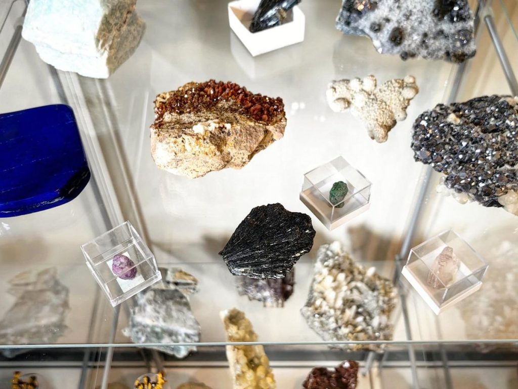 Stene i minerali na polici naucne laboratorije u Pravac skoli
