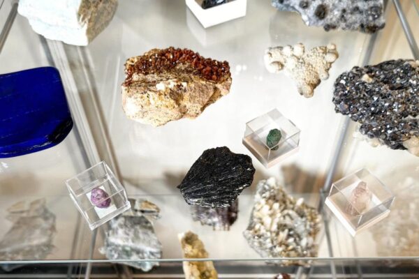 Stene i minerali na polici naucne laboratorije u Pravac skoli