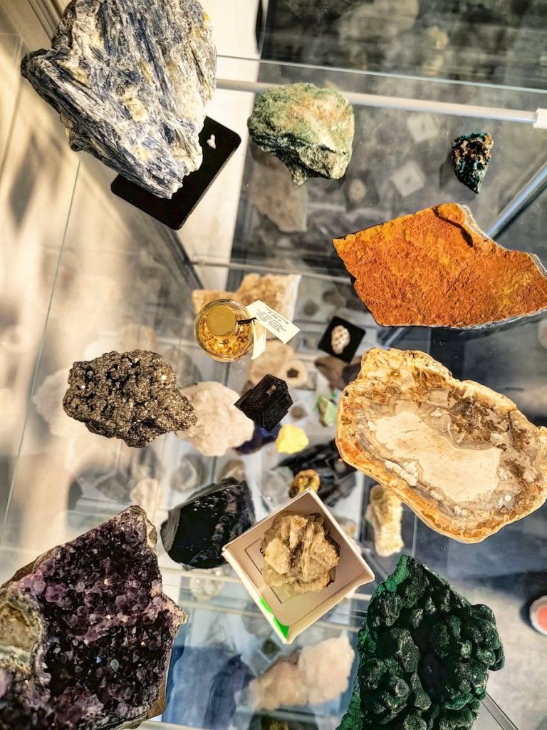 Stene i minerali u naucnoj laboratoriji u Pravac skoli