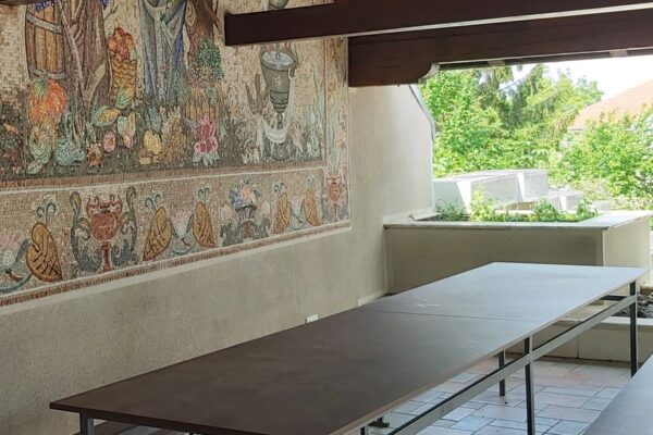 Patio sa stolom klupama i mozaikom u dvoristu Pravac skole